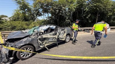 Sakarya’da arıza nedeniyle otoyolda duran tıra arkadan çarpan otomobil savruldu.