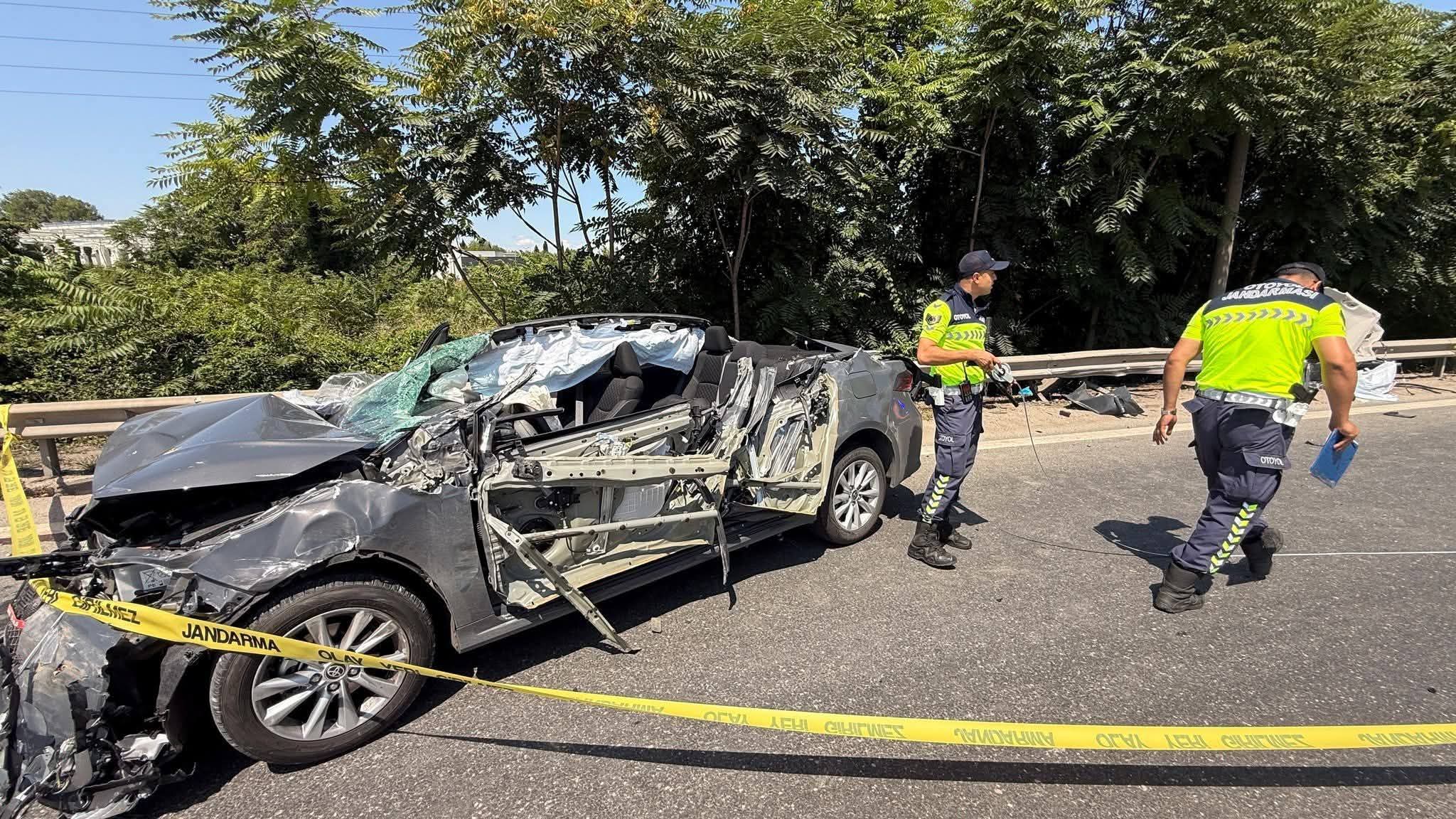 Sakarya’da arıza nedeniyle otoyolda duran tıra arkadan çarpan otomobil savruldu.