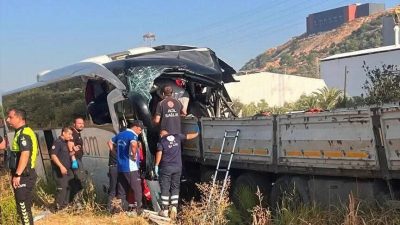 Muğla’nın Milas ilçesinde yolcu otobüsünün tıra arkadan çarpması sonucu meydana
