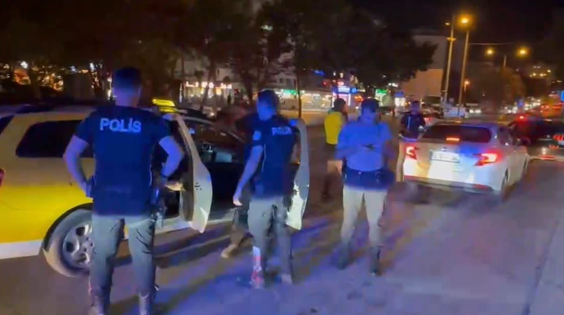Bursa’da polis ekiplerinin 3 ilçede gerçekleştirdiği 2 saatlik uygulamada 2