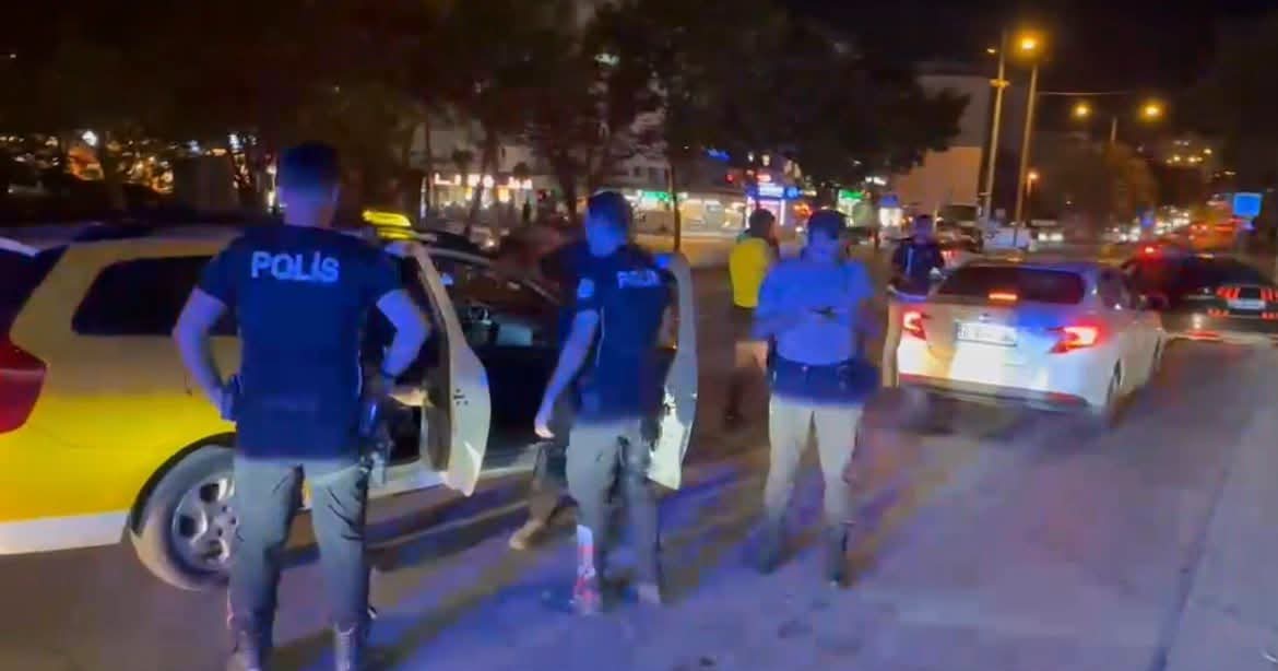 Bursa’da polis ekiplerinin 3 ilçede gerçekleştirdiği 2 saatlik uygulamada 2