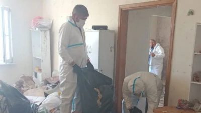 Nilüfer'de apartman sakinlerini isyan ettiren çöp ev, belediye ekiplerinin müdahalesiyle