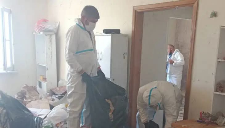 Nilüfer'de apartman sakinlerini isyan ettiren çöp ev, belediye ekiplerinin müdahalesiyle