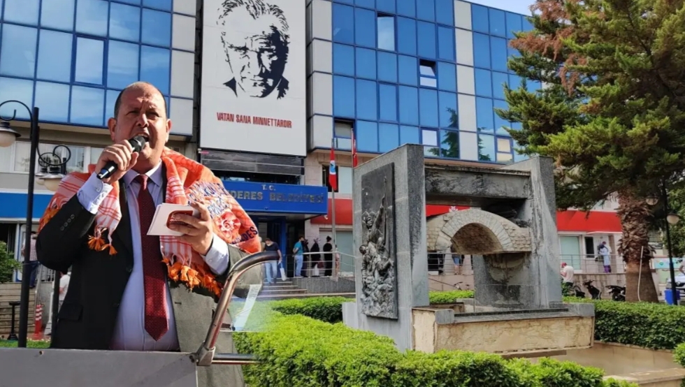 Menderes Belediyesi'ne düzenlenen operasyon kapsamında Belediye Başkanı İlkay Çiçek dahil