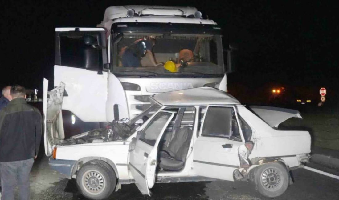 Kastamonu’nun Taşköprü ilçesinde tır ile otomobilin çarpışması sonucu meydana gelen