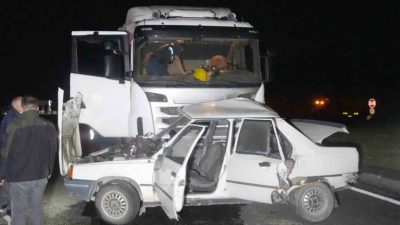 Kastamonu’nun Taşköprü ilçesinde tır ile otomobilin çarpışması sonucu meydana gelen