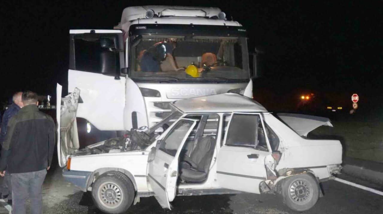 Kastamonu’nun Taşköprü ilçesinde tır ile otomobilin çarpışması sonucu meydana gelen