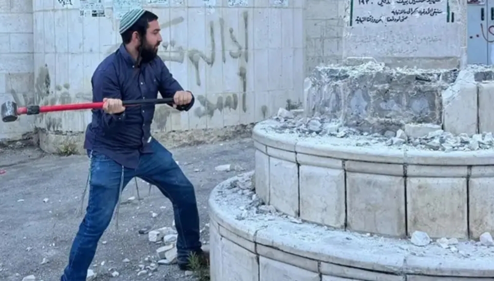 İsrailli aşırı sağcı Milletvekili Zvi Sukkot ve beraberindekiler, İsrail askerlerinin