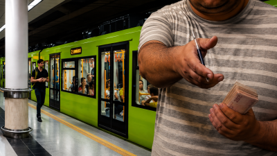 Bursa metrosunda hastalık ve mağduriyet gerekçesiyle yolculardan para topladığı belirtilen