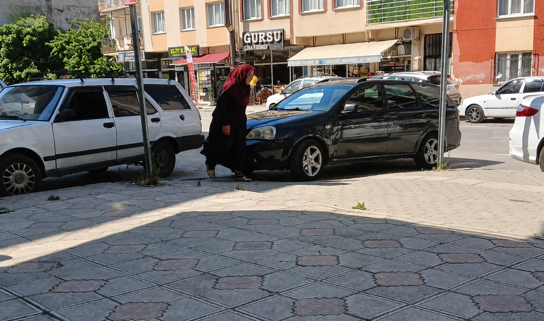 Bursa'nın Gürsu ilçesinde cumartesi günleri kurulan semt pazarı sırasında bazı