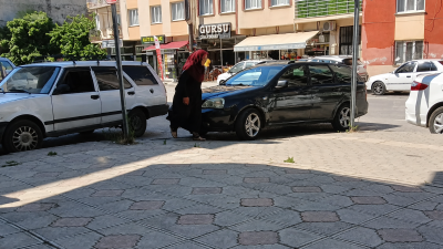 Bursa'nın Gürsu ilçesinde cumartesi günleri kurulan semt pazarı sırasında bazı