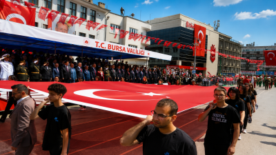 Bursa’da düzenlenen 30 Ağustos Zafer Bayramı törenlerinde Türk bayraklarıyla alanları