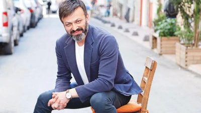 **“Seksenler” dizisindeki Ergun Plak karakteriyle hafızalara kazınan 51 yaşındaki oyuncu