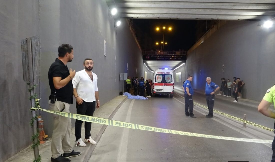 Antalya'da kontrolden çıkan motosikletin trafik levhasına çarpması sonucu 18 yaşındaki