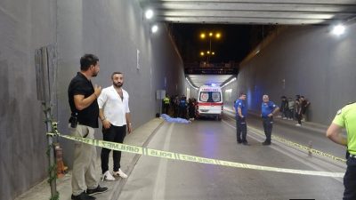 Antalya'da kontrolden çıkan motosikletin trafik levhasına çarpması sonucu 18 yaşındaki
