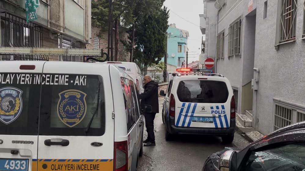 Bursa Kayhan Mahallesi’nde cezaevinden izinli çıkan 3 arkadaşın kaldığı evde