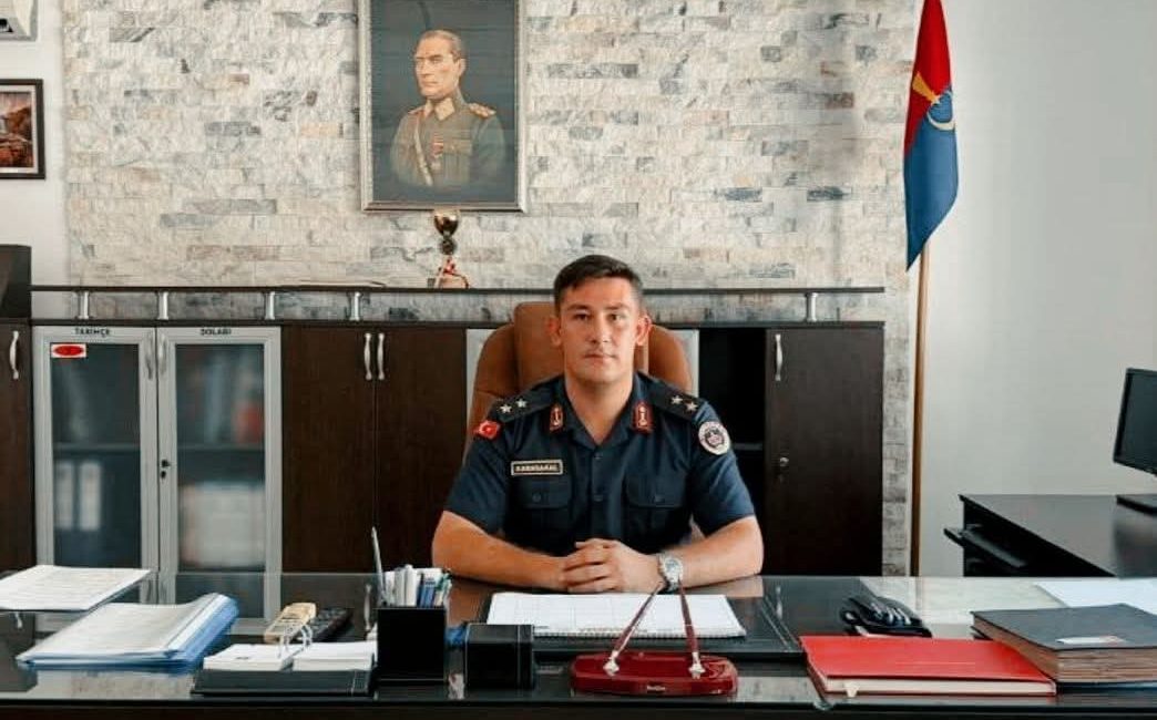 Jandarma Yüzbaşı Fahrettin Özçoban Orhangazi’ye atanırken, İlçe Jandarma Komutanlığı görevini