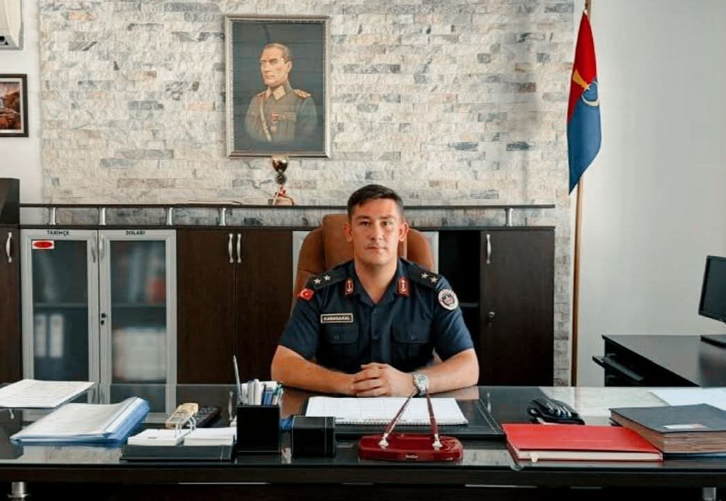 Jandarma Yüzbaşı Fahrettin Özçoban Orhangazi’ye atanırken, İlçe Jandarma Komutanlığı görevini