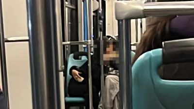 Bursa’da akşam saatlerinde BursaRay’da iki lise öğrencisinin vagon içerisinde sergilediği