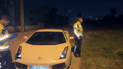 Trafik uygulamasını görünce geri vitese takıp kaçan lüks otomobilin sürücüsü,