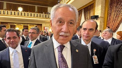 Ak Parti’nin kurucu isimlerinden Bülent Arınç, fon soruşturmasına ilişkin dikkat
