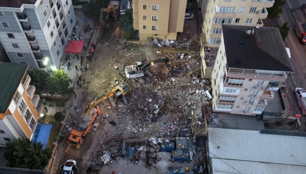 İstanbul Valiliği, Maltepe Cevizli Mahallesi'nde kısmen çöken binada yürütülen arama