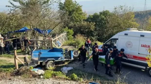 Düzce’nin Aybaşı köyünde engebeli yolda devrilen tarım aracında yolcu olarak