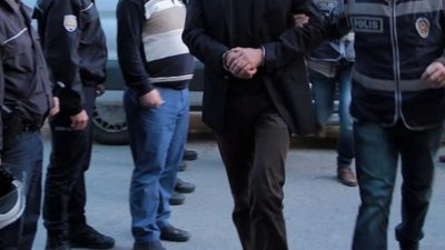 İstanbul'da Fetullahçı Terör Örgütü'ne (FETÖ) yönelik düzenlenen operasyonda biri aktif