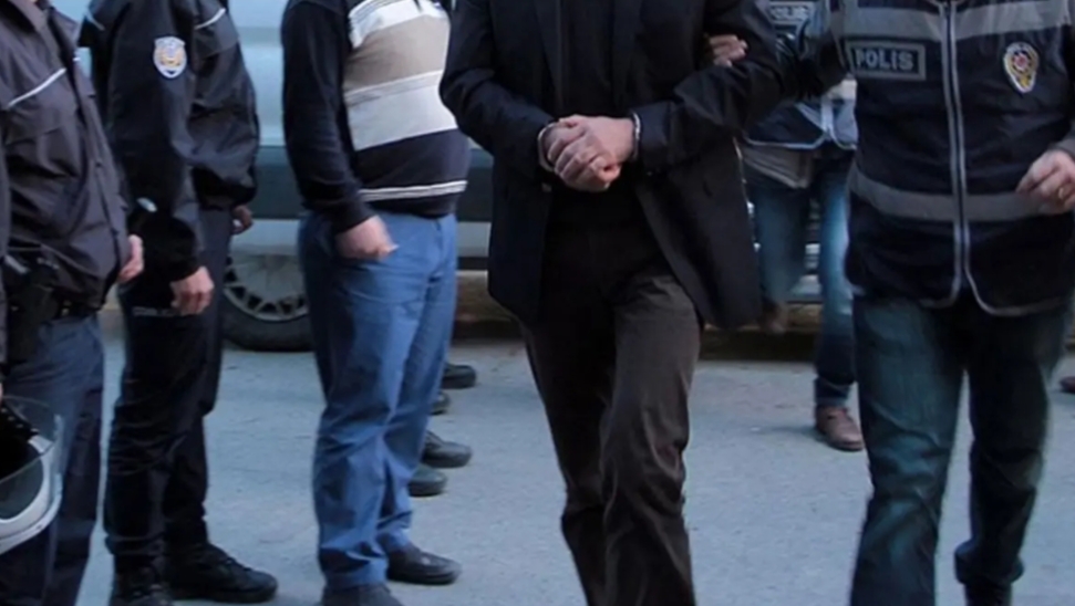 İstanbul'da Fetullahçı Terör Örgütü'ne (FETÖ) yönelik düzenlenen operasyonda biri aktif