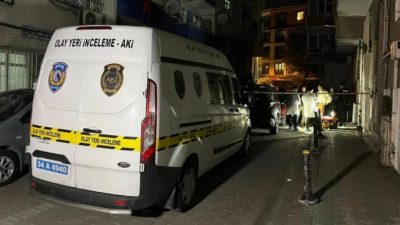 İstanbul Zeytinburnu'nda ihbar üzerine bir daireye giden polis ekiplerine ateş