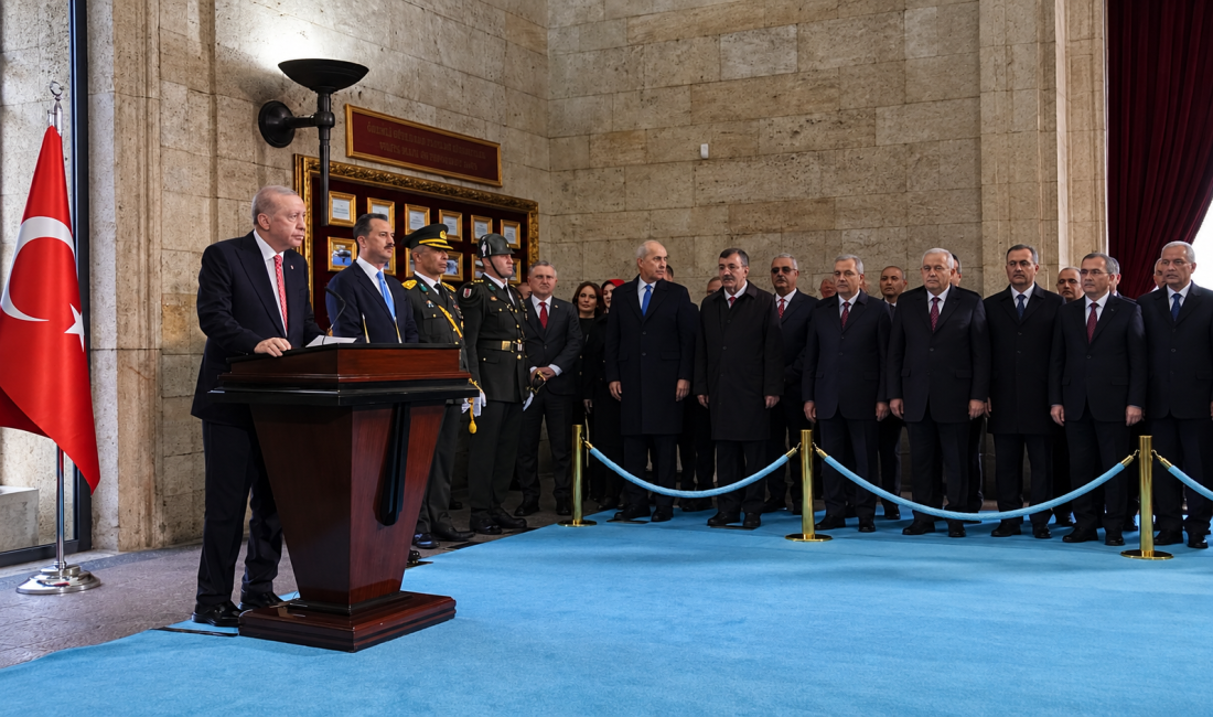 Cumhurbaşkanı Erdoğan, Anıtkabir Özel Defteri’ni imzalayarak Atatürk’ü, silah arkadaşlarını ve