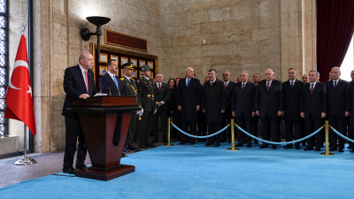 Cumhurbaşkanı Erdoğan, Anıtkabir Özel Defteri’ni imzalayarak Atatürk’ü, silah arkadaşlarını ve