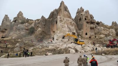 Nevşehir Göreme açık hava müzesi girişinde bir peribacasının çökmesi faciaya